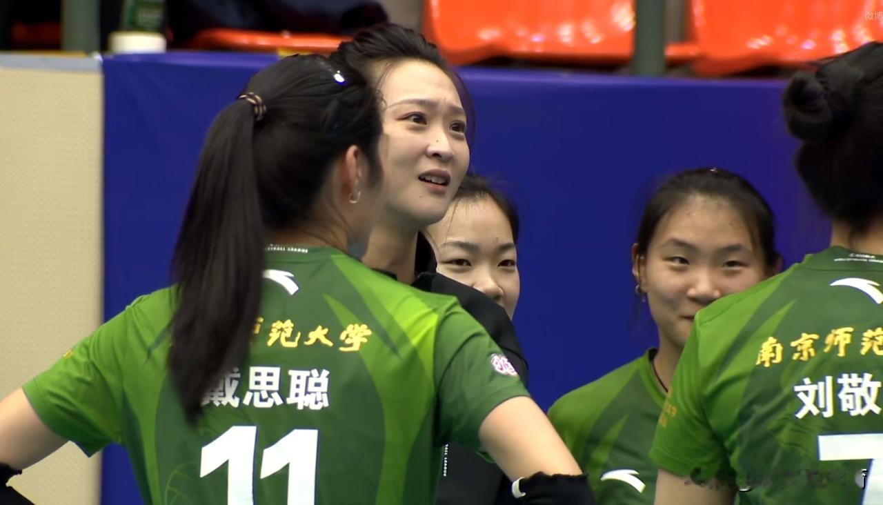 惠若琪率领南师女排与张磊、米杨执教的上海青年女排狭路相逢，经验丰富的南师女排毫不