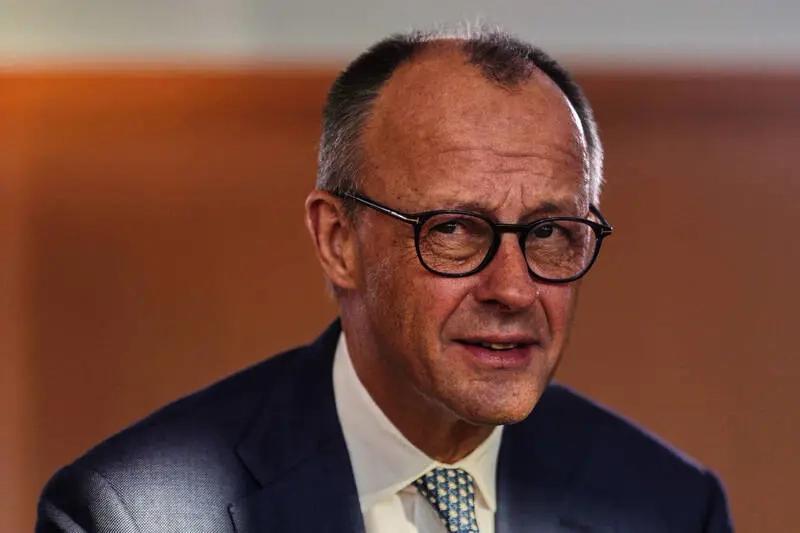 德国宣布：将派兵赴乌克兰！武装维和方案引发全球关注12月16日，德国总理默茨