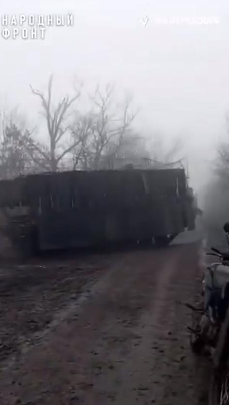 趁着大雾俄罗斯坦克正向波克罗夫斯克方向前进，摩托化步兵紧随其后。每辆坦克都配备了