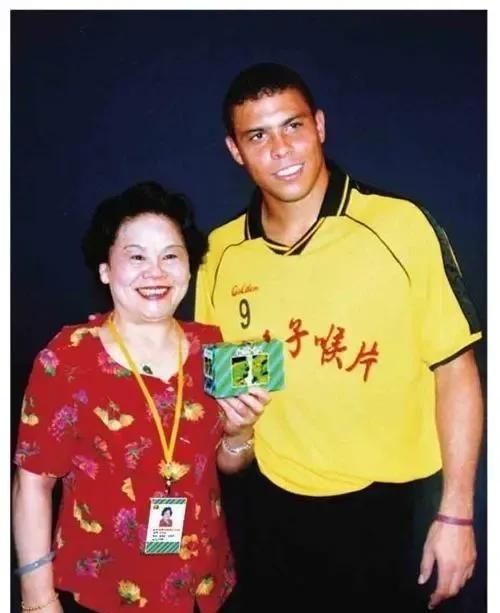 2003年，罗纳尔多来到中国，一个富婆对他说：“只要你陪我吃顿饭，我就给你30万