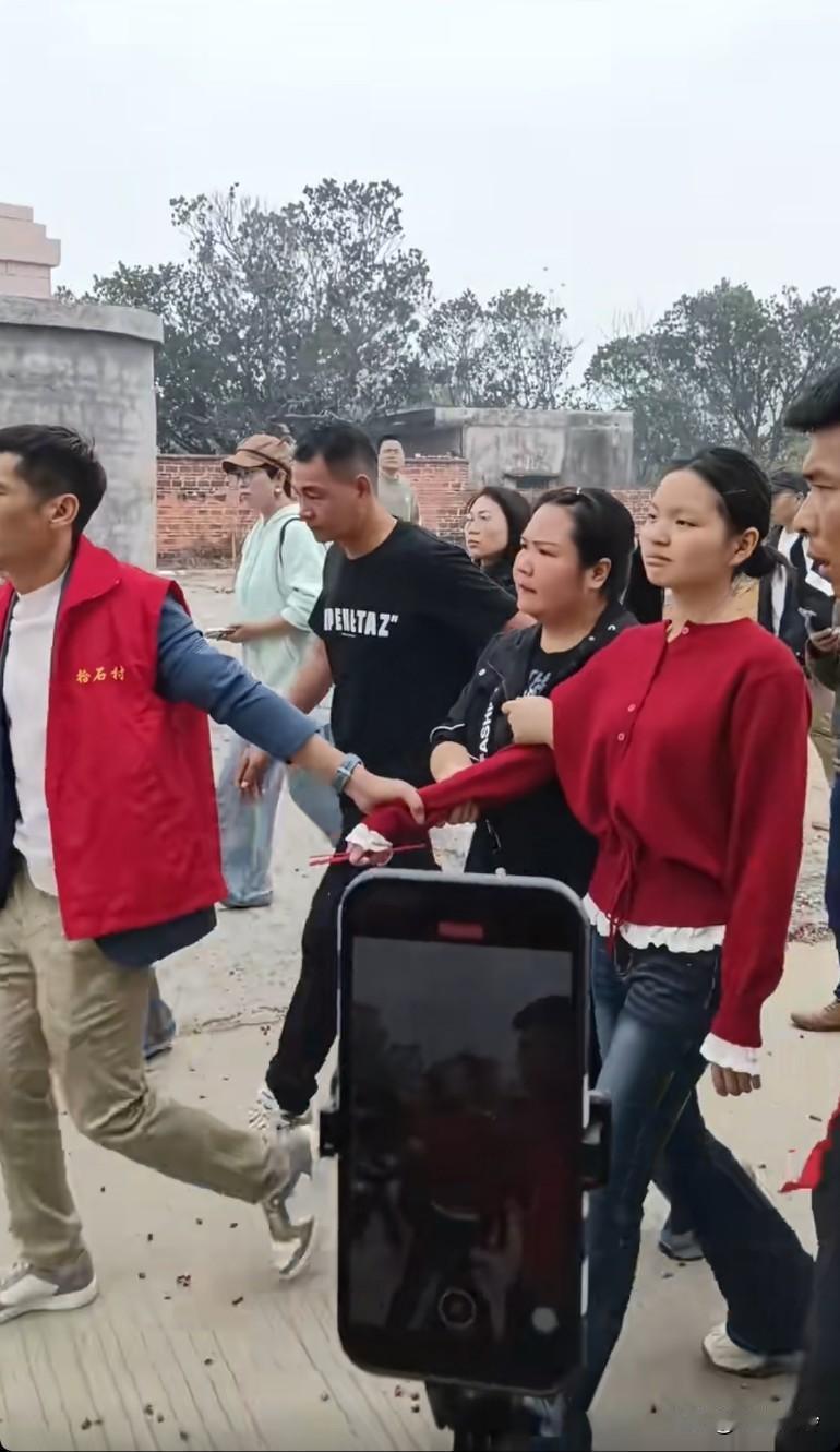 咱们外地人还是少说话吧，他们村的道士出来骂外地人了，说游神是村民给自己出钱搞的