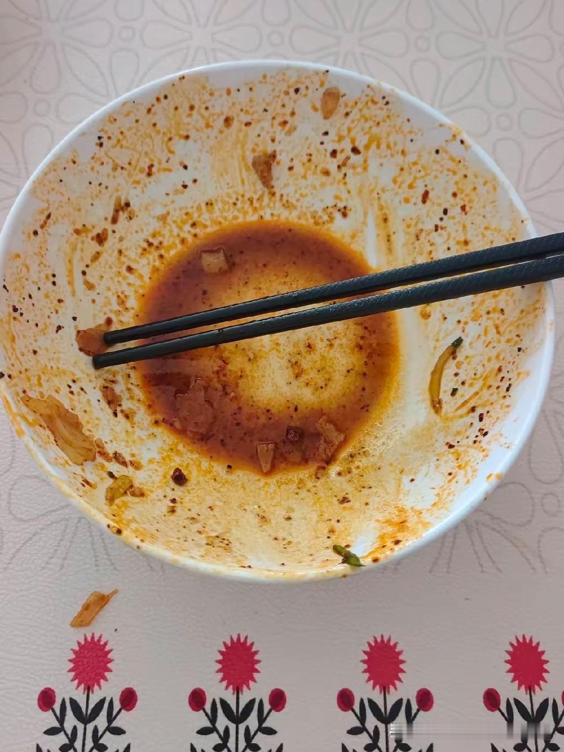 我终于知道富人为什么会富了昨天中午请我老板吃面，到面馆一看，一碗面基本都是15