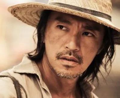 1.张伟这两年就爱窝在家里打游戏，经常不修边幅，已经成了颓废宅男。2.韩露露打算