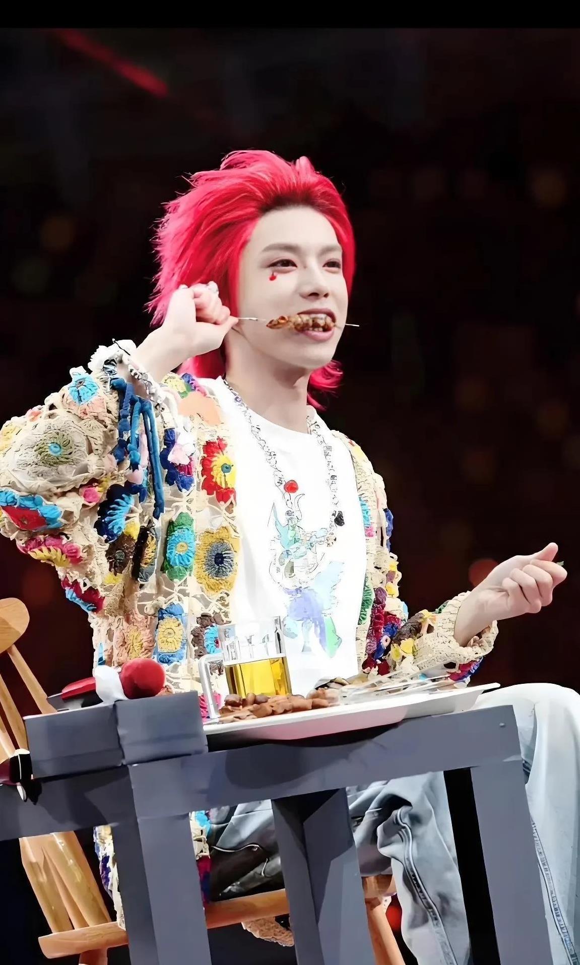 比伍佰还要牛的巨星出现了，他就是巨星华晨宇！都知道伍佰在演唱会上只需要起个头就