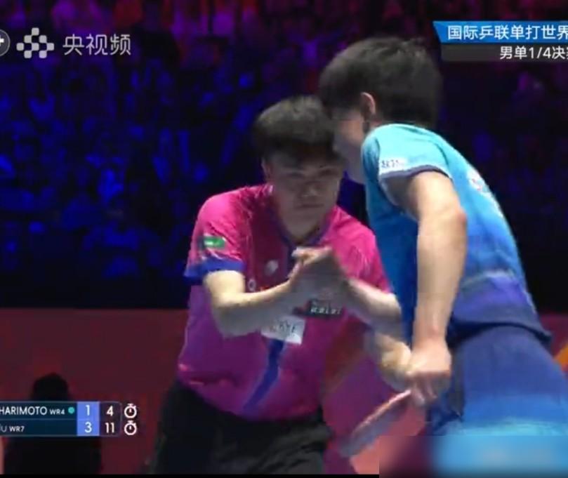 想干掉一个高手？别看他的武器，盯死他的站位。你看张本智和，站位偏中间，想用他