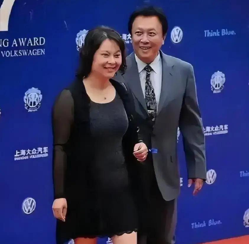 唐国强的女儿唐莉，放着星二代的剧本不演，却在青岛老城区掌勺炖肉——这锅红烧肉里，