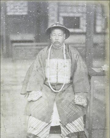同治年间，新疆巴里坤被叛军围困，总兵何琯率四千守军苦守十三年。他们吃树皮、啃皮甲