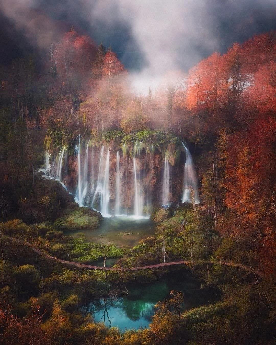 前几天，一个朋友请我吃饭。这个朋友也还是一个正科级的领导干部，在小地方，这个级别