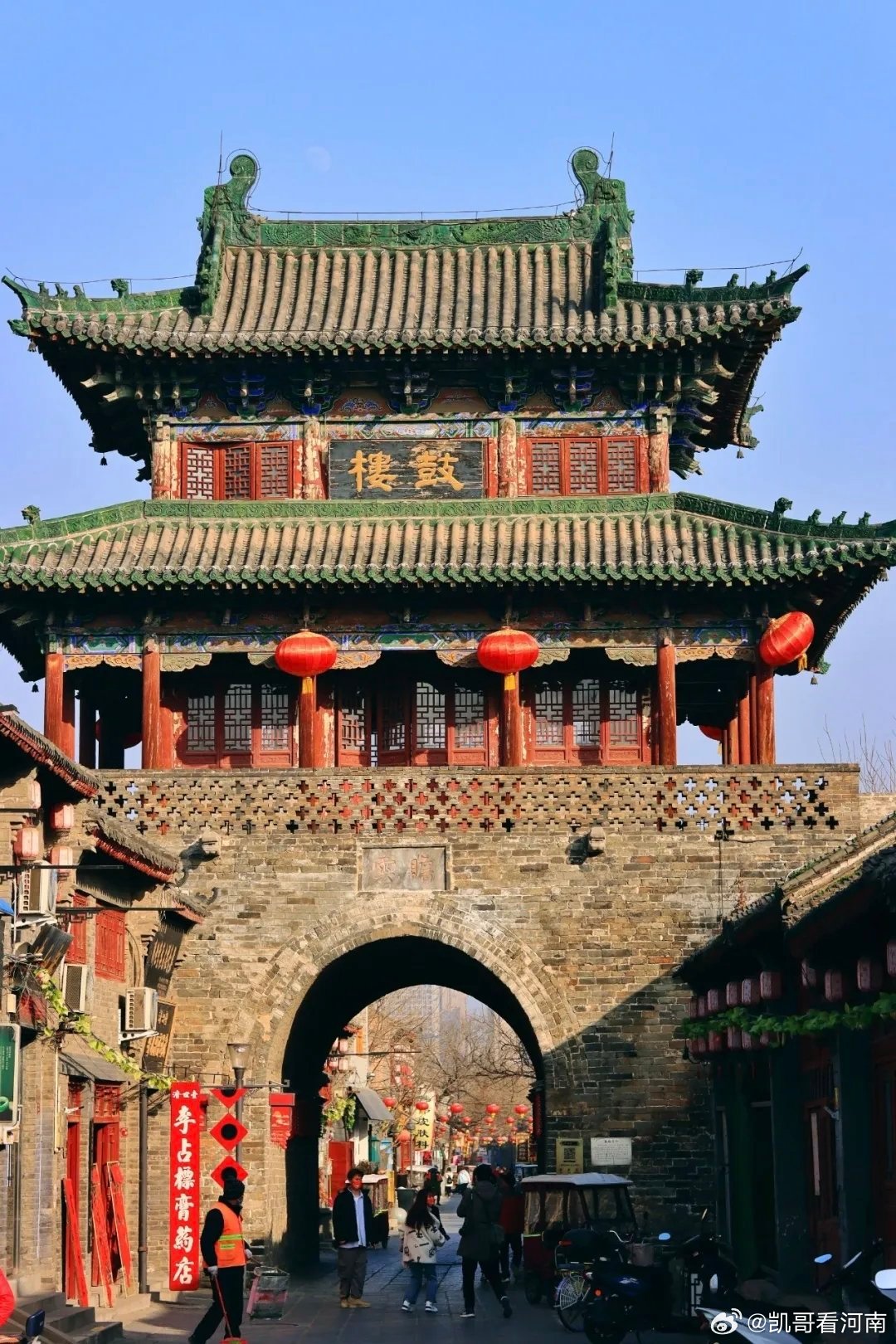 逛洛阳别错过老城鼓楼：二层藏古钟，遥应马寺千年声漫步洛阳老城，青石板路串联起古
