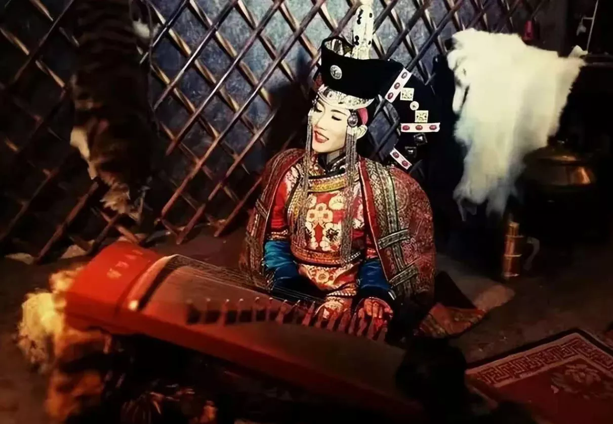 1478年，在漠北之地，32岁的蒙古大汗遗孀满都海，嫁给了7岁的侄孙巴图孟克。婚