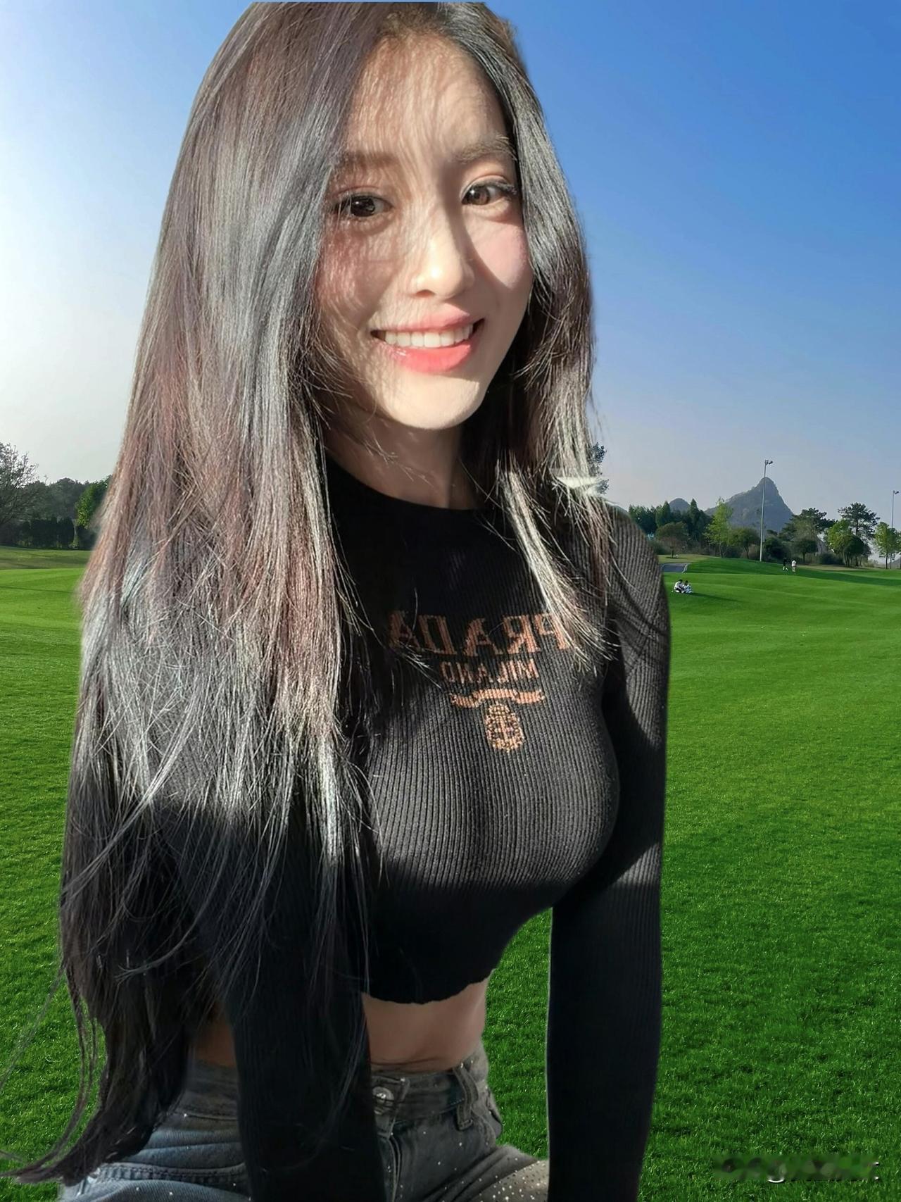 阳光明媚的公园里，微笑的少女与绿草相映成趣。