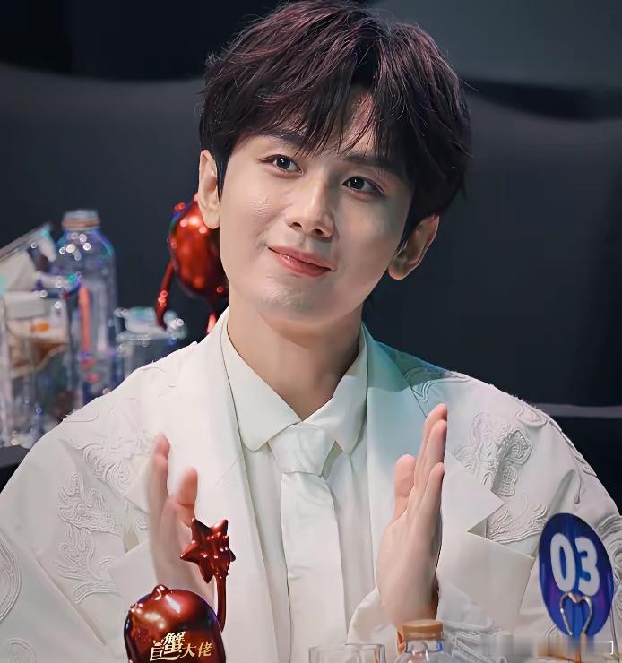 我觉得，明星这职业如果没有很强大的内核还真干不了！不信你们看成毅，他自从出道以来