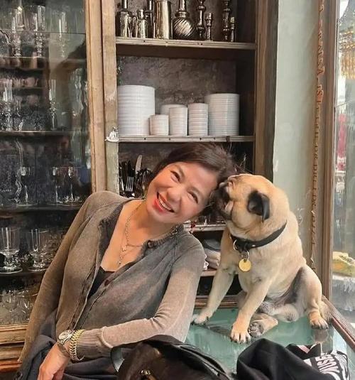 65岁钟楚红近况曝光，她身着‌浅棕色针织开衫‌，笑容亲切自然