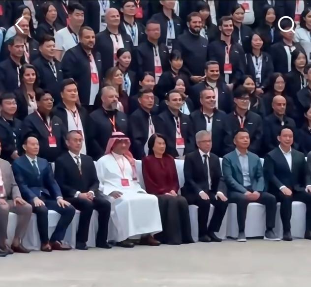 终于有一个女人能如此强悍在一群男人的世界里杀出来看见董明珠独自走在全球经销商