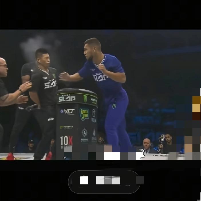 真的是太气人了通背拳传人被扇晕？轮到他打对方，结果对方明显一直躲，这哪是输了