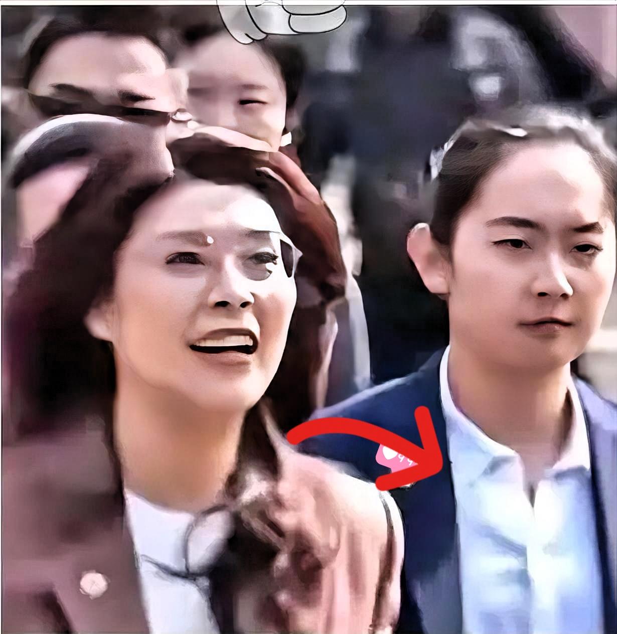 今天刷到一个视频，直把我整晕了！女保镖意外走红：别只看颜值，这才是刻在骨子里的