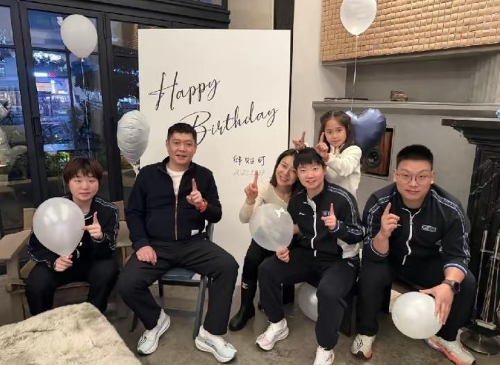 邱贻可这庆生画面太暖啦！他的爱徒孙颖莎和蒯曼都来为他庆生，好幸福的画面！