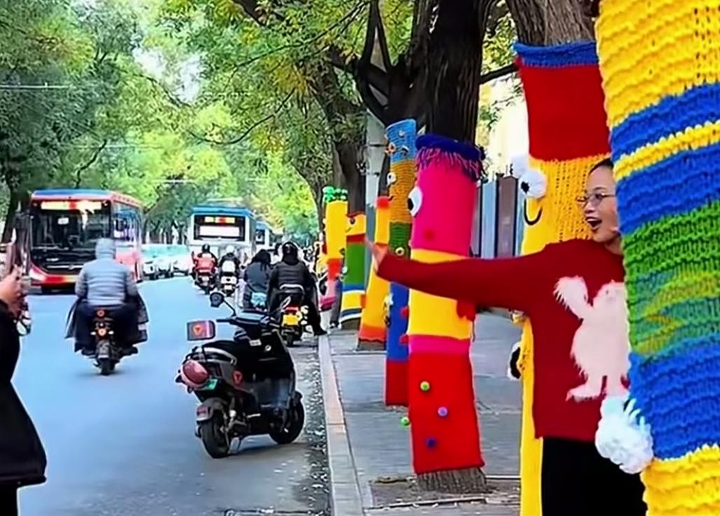 近日，济南市经四路上，25棵大树穿上了五颜六色的毛衣，引起许多年轻人驻足打卡！