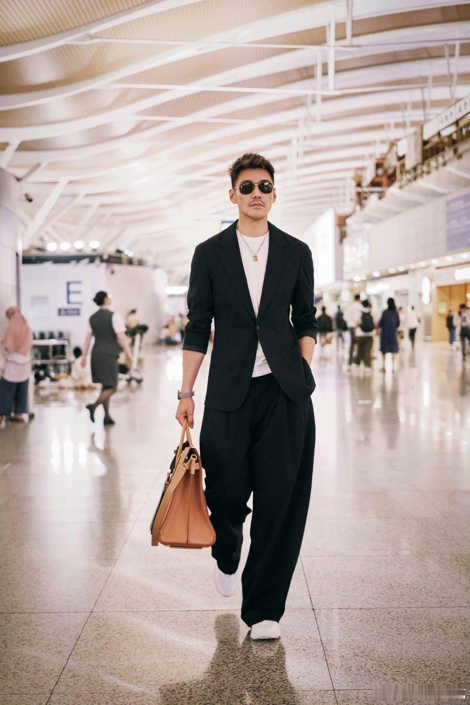 胡兵毛秋裤外穿走机场胡兵用实际行动证明，真正的时尚达人穿什么都合理，毛秋裤外穿