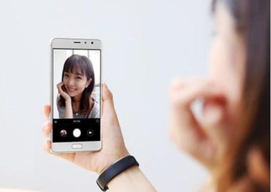 为啥镜子里的自己比手机里好看？这里面门道可不少。在镜子前，我们能实时调整姿势和