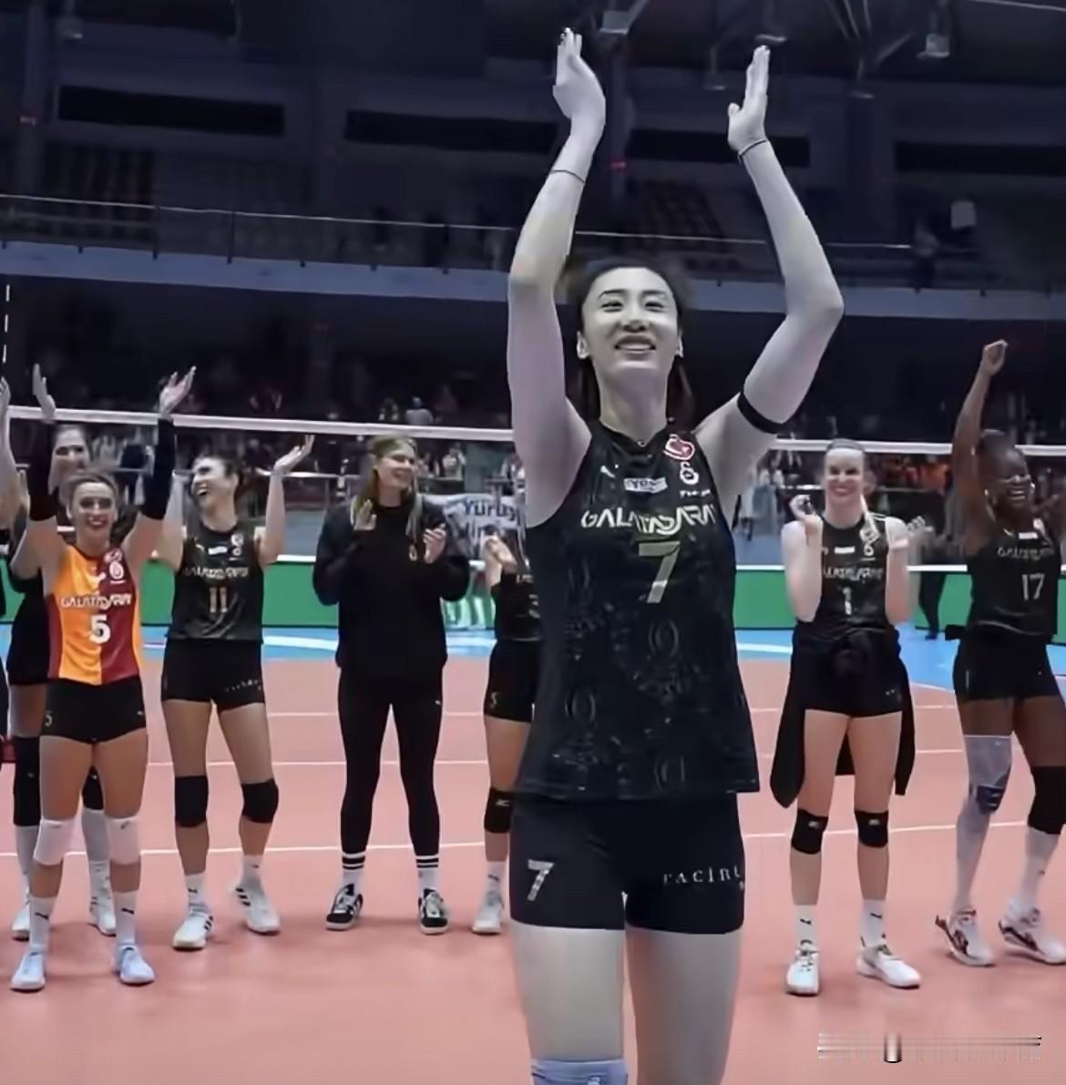 王媛媛真是社牛一姐啊！媛媛昨晚上土超首秀，可谓是惊艳到了现场的球迷，比赛结束后，