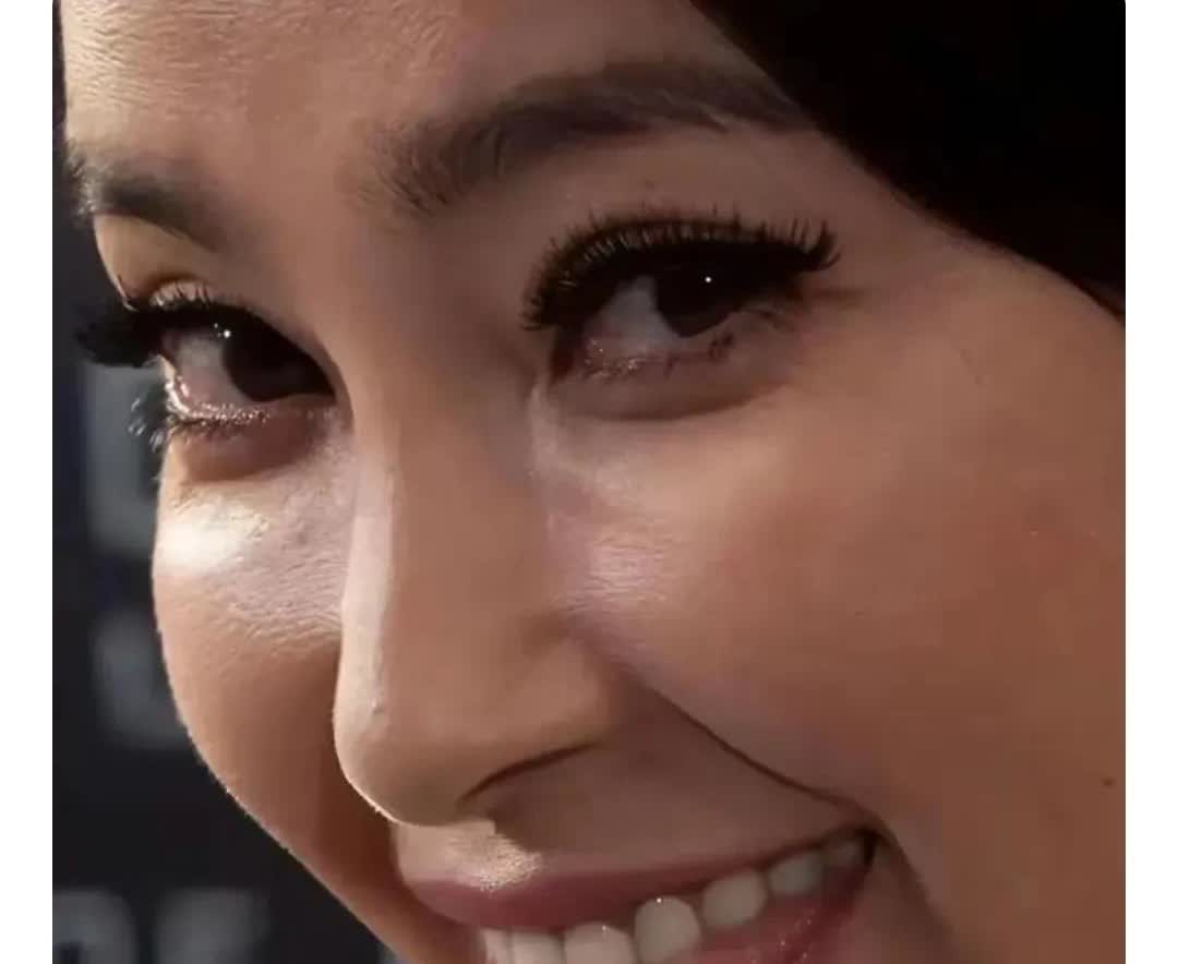 李冰冰，请把舌头归位！她有多久没有作品了？近几年的新闻全是和小男友有关的。