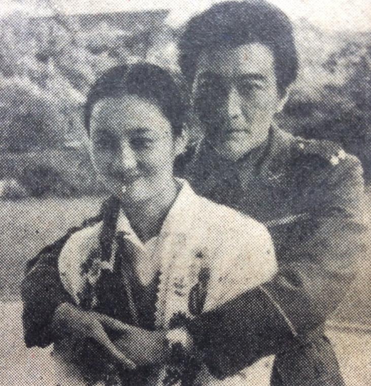 翻出一张80年代的泛黄老照，周里京笑得舒展，傅春英眉眼弯弯，外人只看到这是他们1