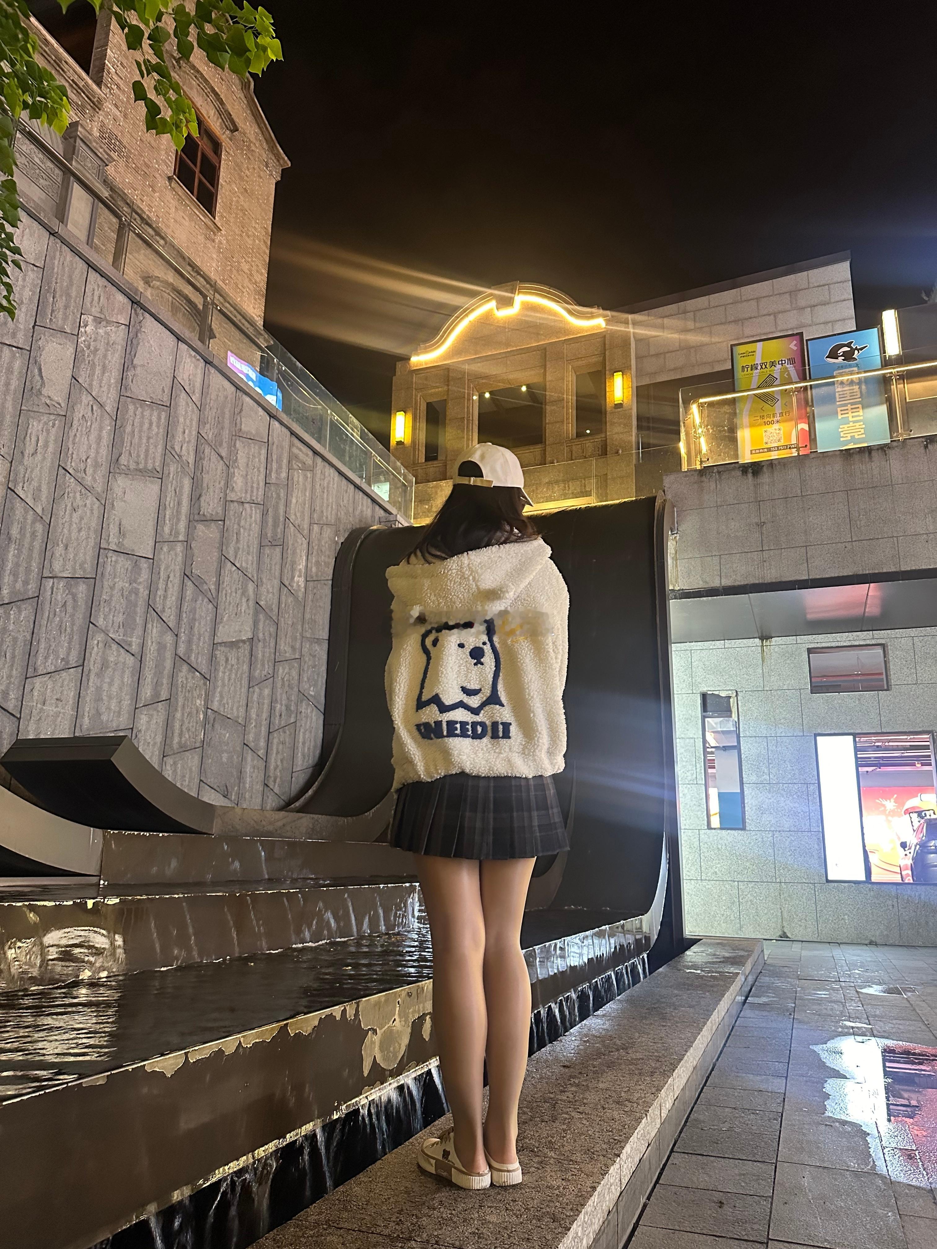 酸姐这套帽子50衣服300裙子100丝袜30鞋子100一共500左右