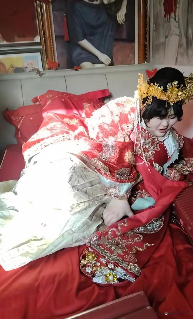 大衣哥女儿贵妃卧，墙上的照片，说明，贵妃瘦的时候，更漂亮的！跟明星似的之前不是