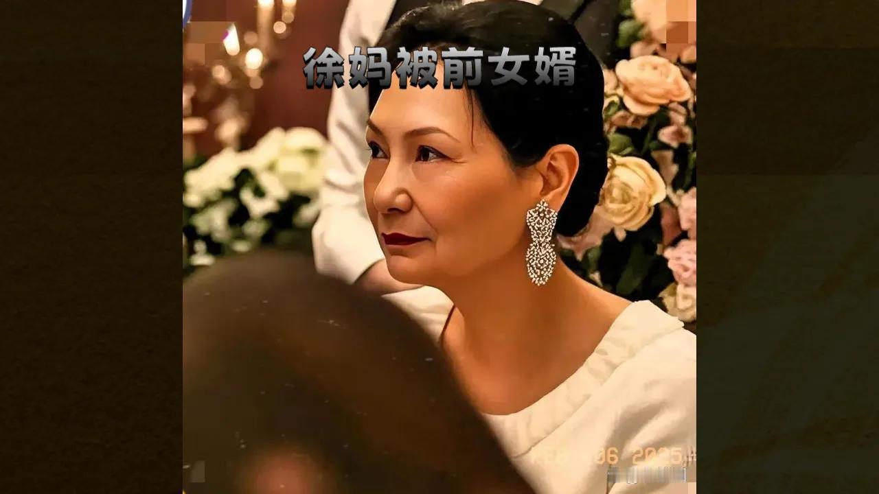 一个靠女儿养的老人！自身没收入没文化啥能力陪养俩娃儿呢？应该为继续捞钱曾以为抱上