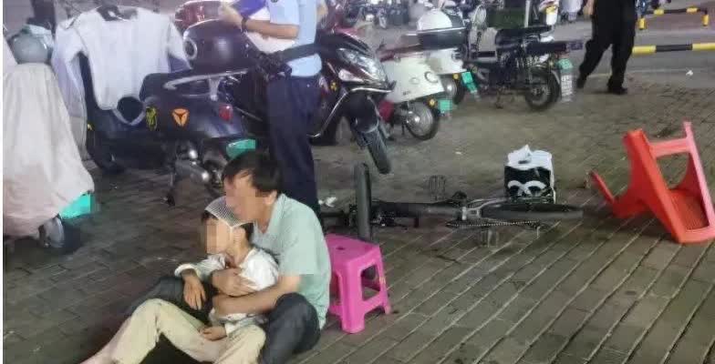 别拿醉酒当借口！云南昆明醉酒男子抡起凳子将8岁男童砸伤头破血流，事后全桌人一哄而