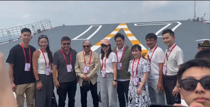 爱国传承！霍家三代低调登山东舰，郭晶晶持枪英姿飒爽，霍启刚甜蜜自拍秀骄傲
