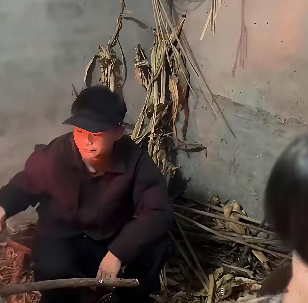 给刨猪宴豪刷10万的榜一大哥露面了，是一个重庆五金店的老板，今年40岁，抖音级