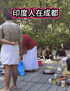 最近在成都一个公园里，有网友试图要吃饭的时候，看到一群印度人在煮饭。他们直接在地