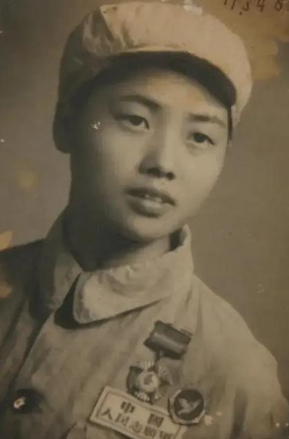 1951年，16岁的护士张道华，护送7名重伤员突围时，被炮弹击中，陷入昏迷，醒来