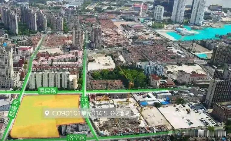 上海，今年已经拍出第7块地王了。不是说楼市不行了吗？不是说开发商都要躺平了吗