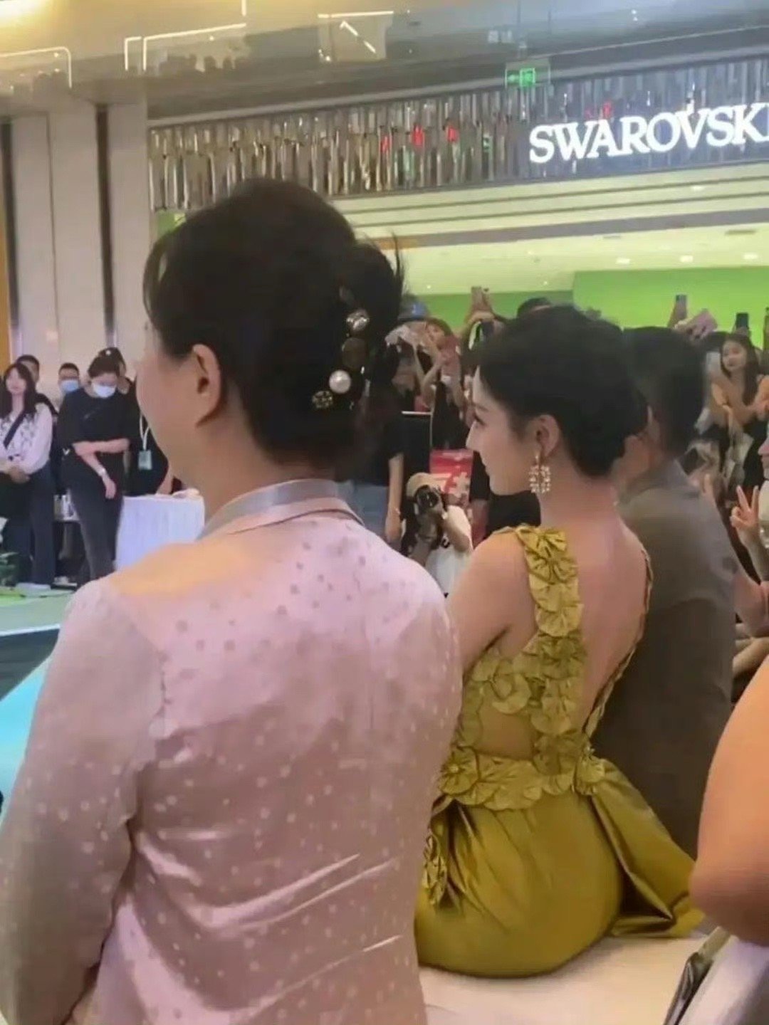 都说迪丽热巴的身材好，从这个坐姿就看出来了