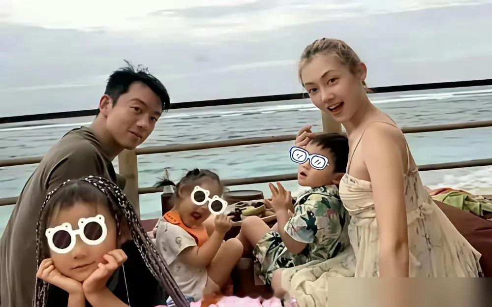 郑恺对苗苗绝对是真爱，苗苗三年生仨，老二老三就差12个月。​​​