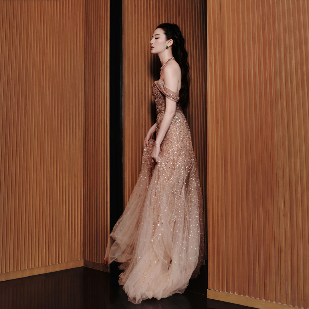 现身上海出席宝格丽Eclettica「万象艺境」高级珠宝晚宴的刘亦菲，身穿ElieSaab2026春