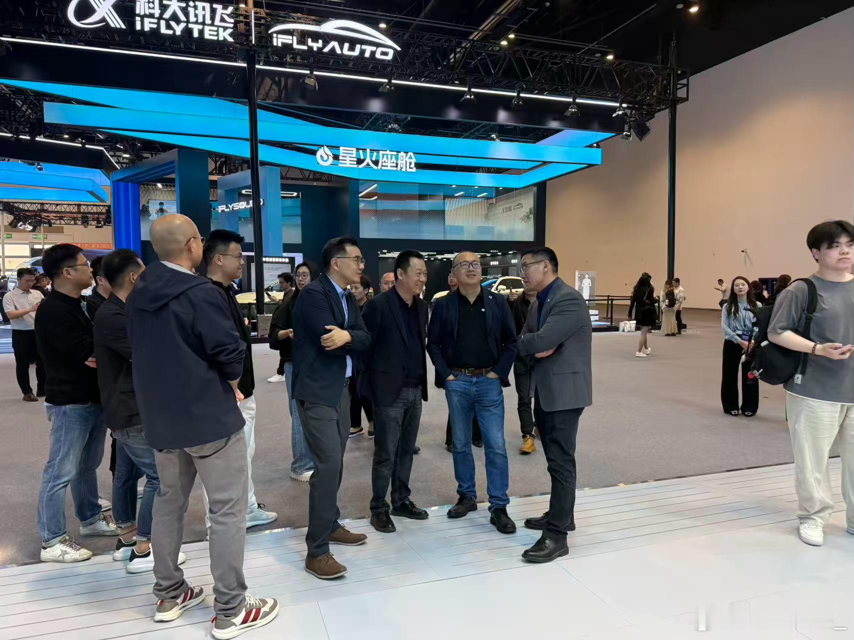 王传福现身地平线展台船夫哥在地平线展台上硬控了凯哥一个小时了，下半场还关上了车