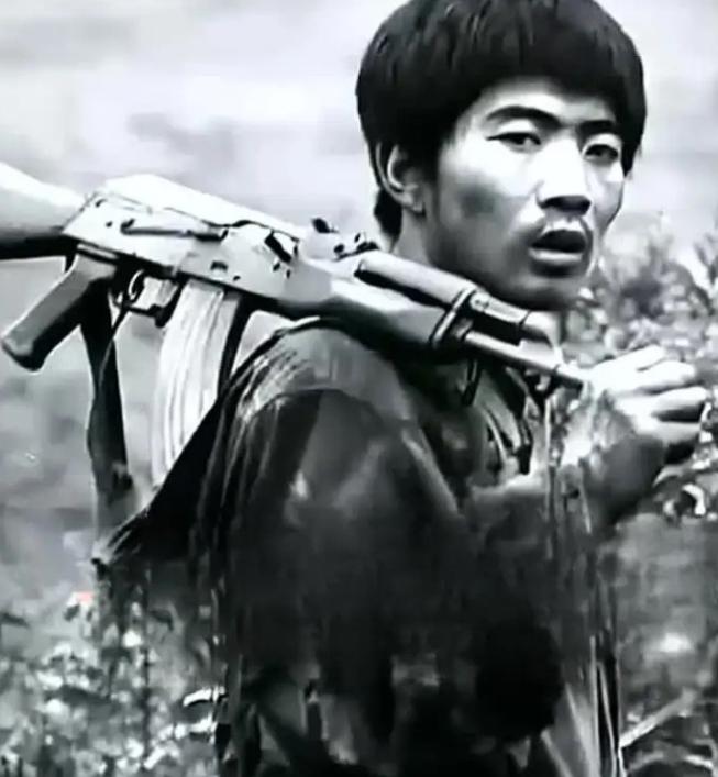 1985年，老山前线，枪声停了，战斗结束了。连长张荣先与自己的战友没有欢呼庆祝，