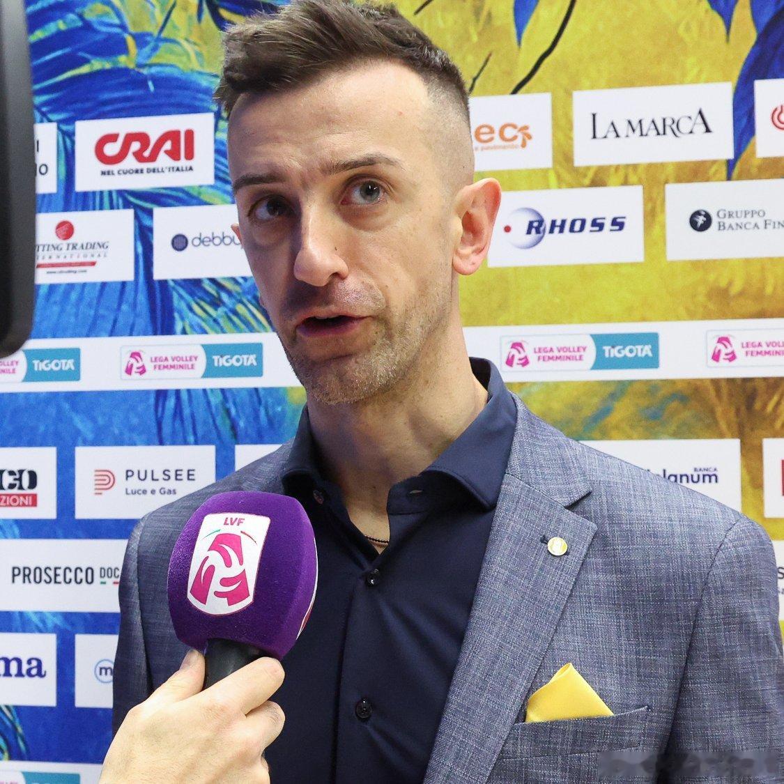 📷换了新发型的黑豹队主教练——丹尼尔.桑塔雷利。​​​