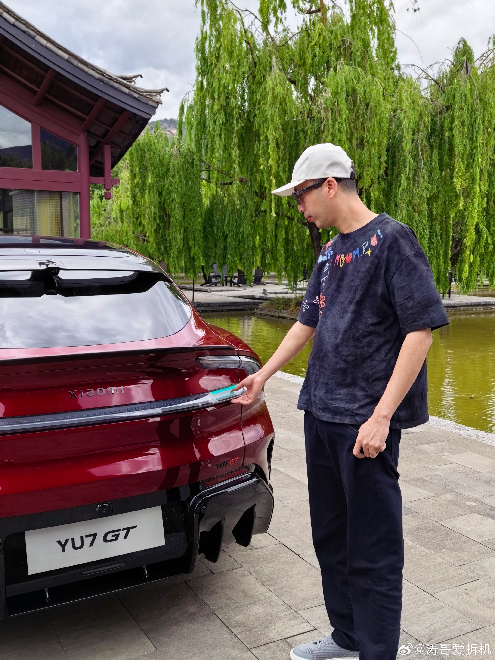 小蓝灯，是理想率先带起来的一个设计。后来因为确实实用，也确实容易辨识...