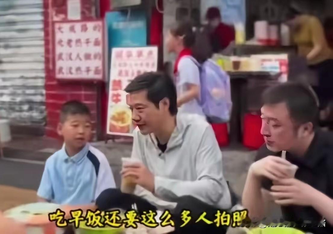雷军没想到，会被一个小女孩嫌弃。雷军去武汉吃早点，想感受一下人间烟火气，就去到
