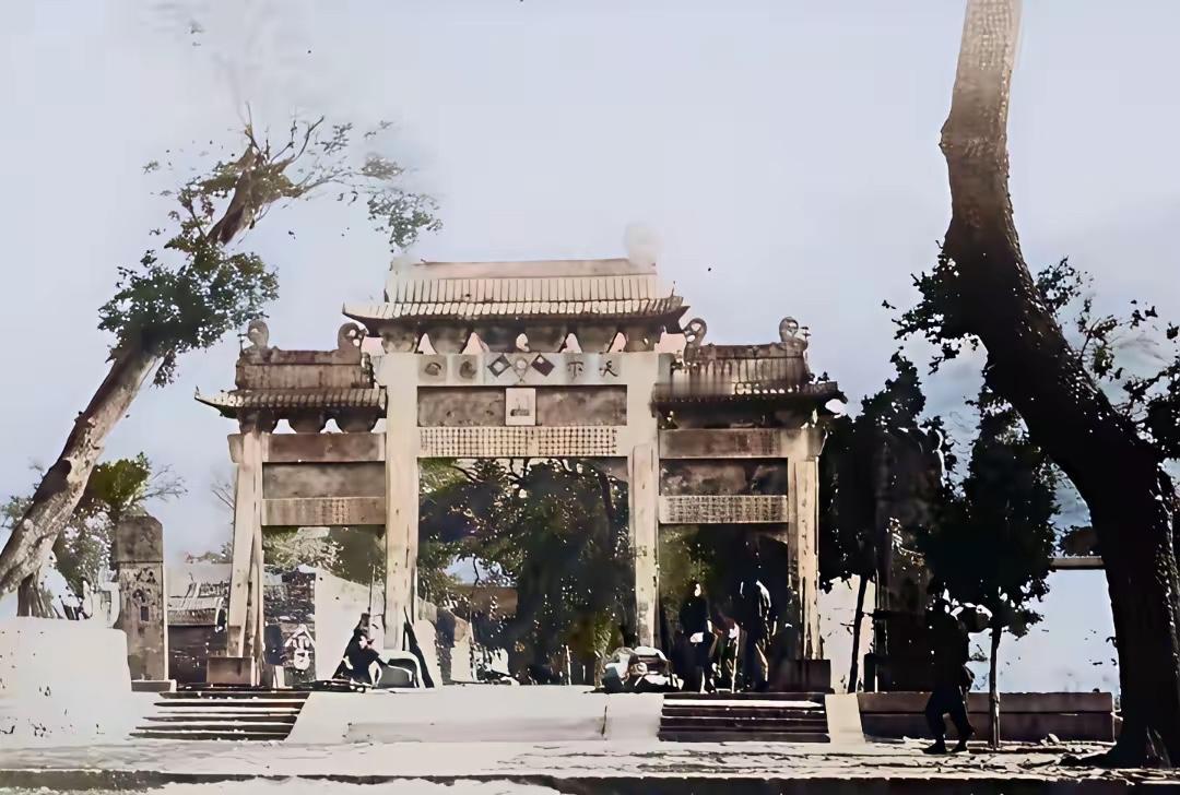 118年前的泰山很美很壮，真的佩服古人智慧能工巧匠们，泰山海拔1532.7米。