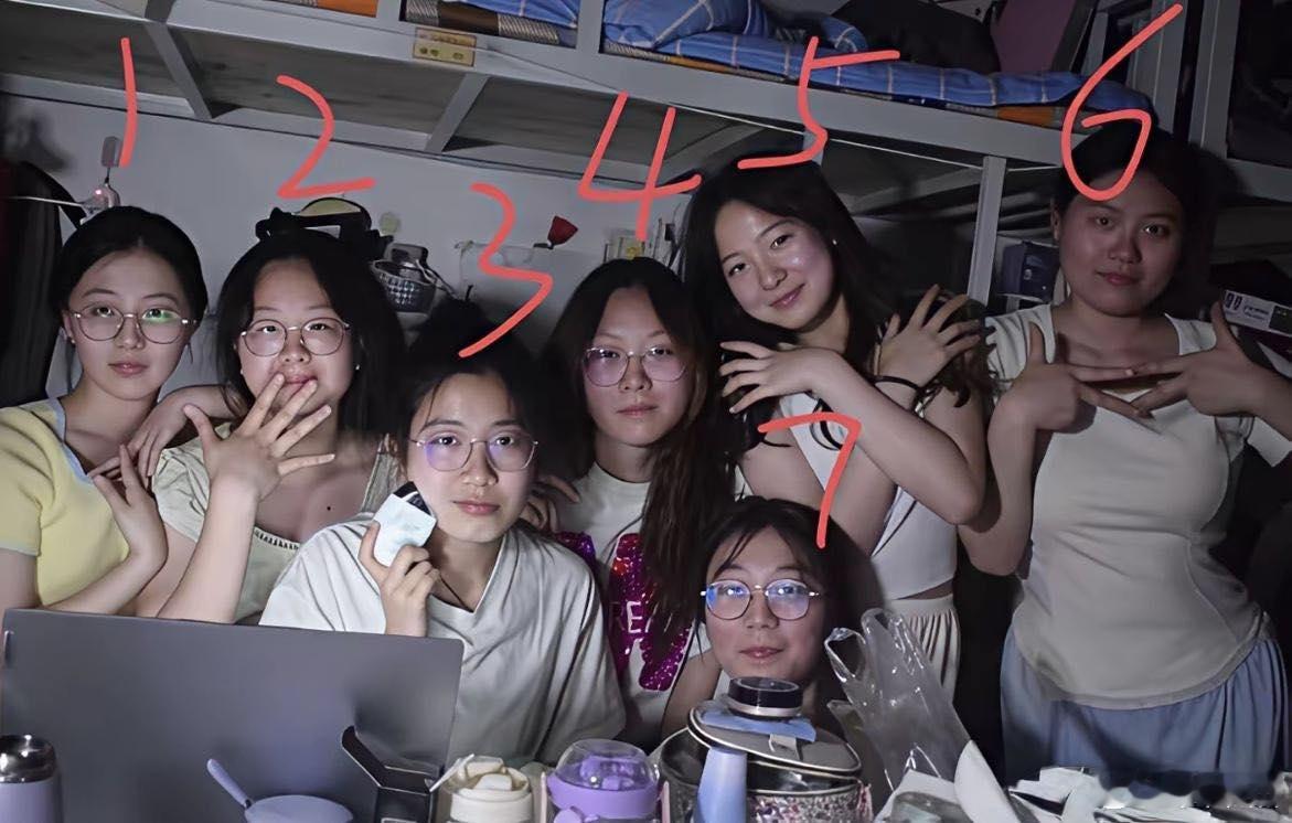 室友这7人中，有一位化妆后是公认的班花，你们觉得会是哪一位？