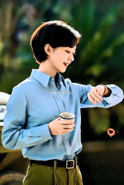 终于懂为啥央视这么喜欢赵丽颖了。宁静早说过，她不像别人在综艺贪玩，一心扑在演员