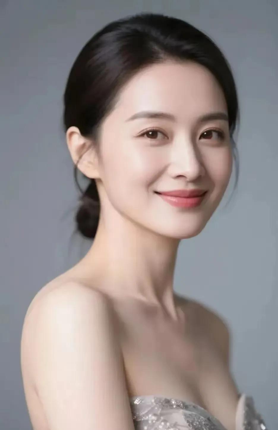 咏和睦之美和颜映彩意深藏，家睦人和福梦长。素影同心春共好，千般顺遂岁生香