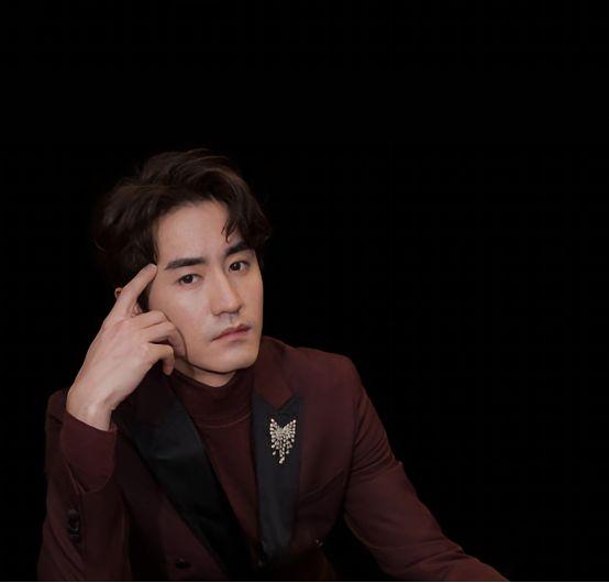 主持人问杨玏：“现在还有人会念错你的名字吗？”杨玏点头：“有。”主持人好奇：“他