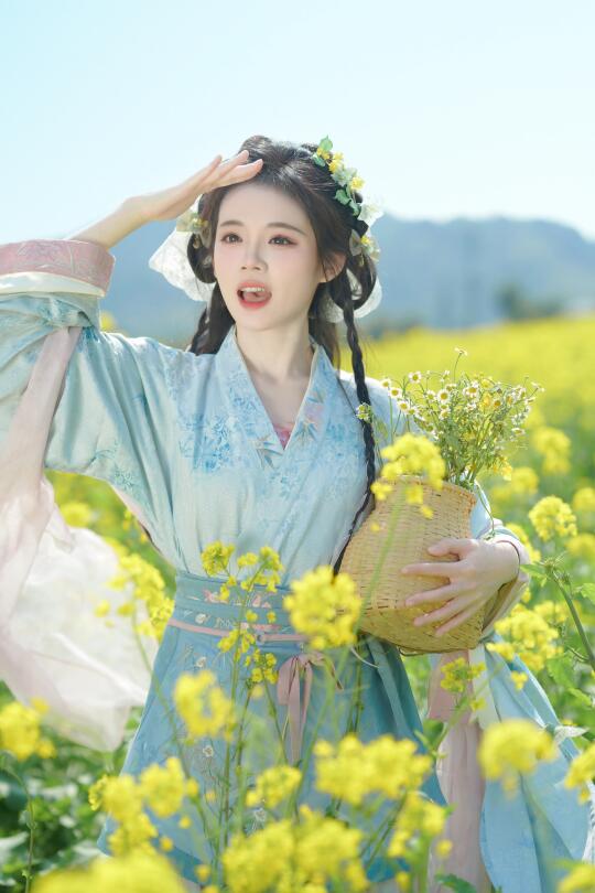 请参与我的春天～🌼油菜花汉服拍照